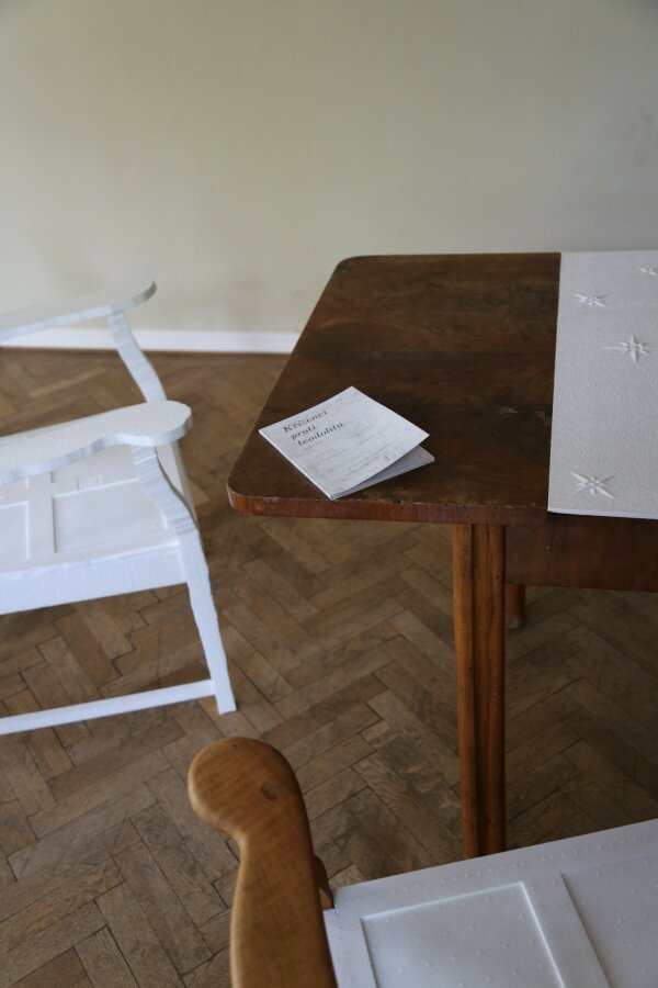 Vojtěch Rada (UMPRUM Praha): Kříženci proti teodolitu, site-specific instalace, performance, PC hra, kniha, 2018